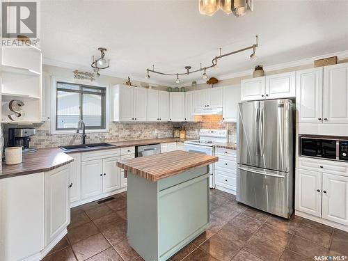 278 Albany Crescent, Saskatoon, SK - Indoor Photo Showing Kitchen With Double Sink