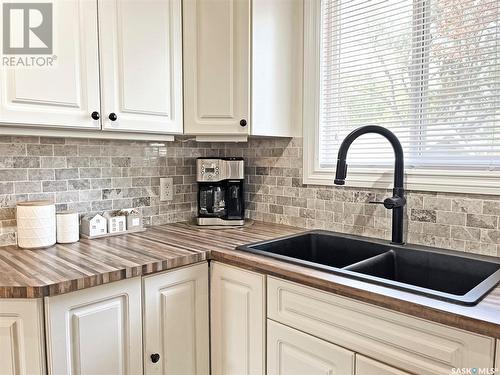 278 Albany Crescent, Saskatoon, SK - Indoor Photo Showing Kitchen With Double Sink