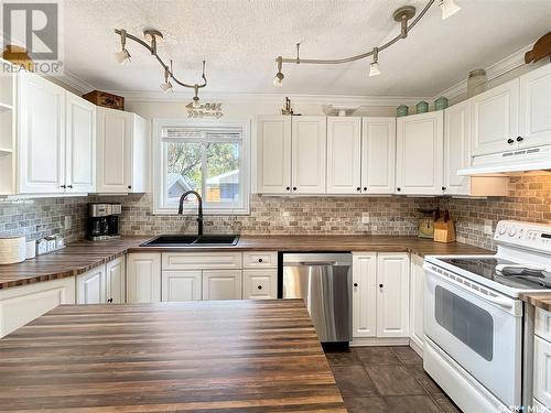 278 Albany Crescent, Saskatoon, SK - Indoor Photo Showing Kitchen With Double Sink