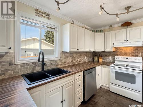 278 Albany Crescent, Saskatoon, SK - Indoor Photo Showing Kitchen With Double Sink