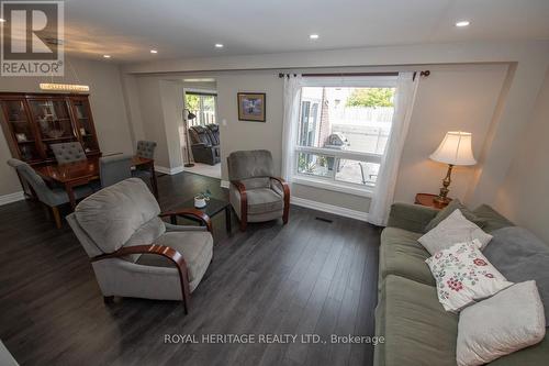 755 Cobblers Court, Pickering, ON - Indoor Photo Showing Living Room