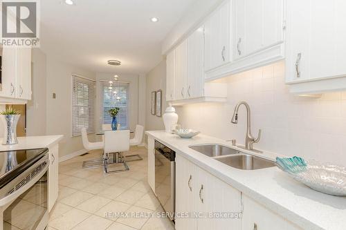 1039 Runnymead Crescent, Oakville, ON - Indoor Photo Showing Kitchen With Double Sink With Upgraded Kitchen