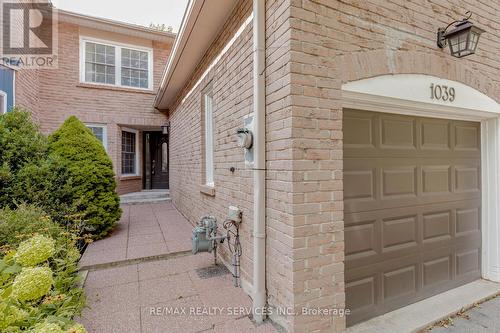 1039 Runnymead Crescent, Oakville, ON - Outdoor