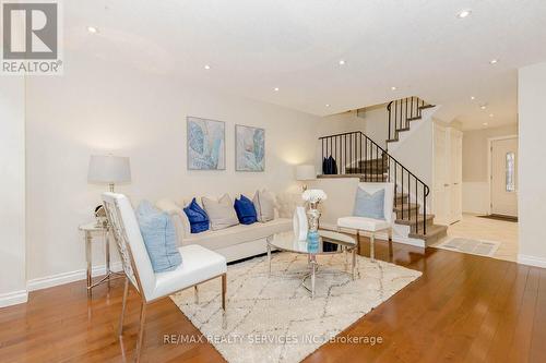 1039 Runnymead Crescent, Oakville, ON - Indoor Photo Showing Living Room