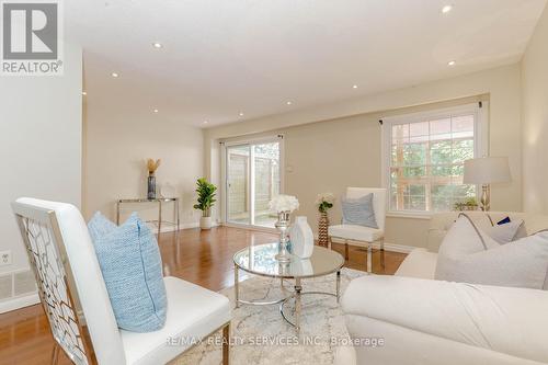 1039 Runnymead Crescent, Oakville, ON - Indoor Photo Showing Living Room