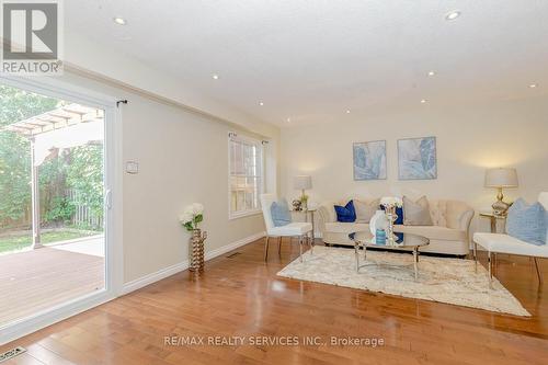 1039 Runnymead Crescent, Oakville, ON - Indoor Photo Showing Living Room