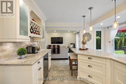 56 Orchard Park Drive, Clarington (Bowmanville), ON - Indoor Photo Showing Kitchen With Upgraded Kitchen