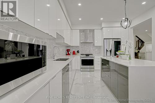 39 Tesla Crescent, East Gwillimbury (Holland Landing), ON - Indoor Photo Showing Kitchen With Double Sink With Upgraded Kitchen