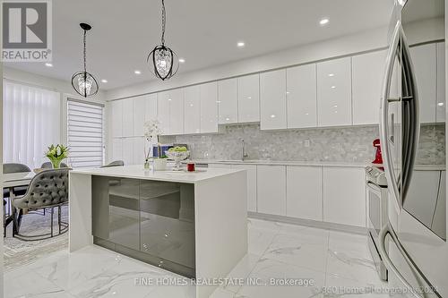 39 Tesla Crescent, East Gwillimbury, ON - Indoor Photo Showing Kitchen