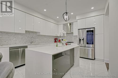 39 Tesla Crescent, East Gwillimbury, ON - Indoor Photo Showing Kitchen With Upgraded Kitchen