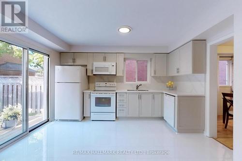 379 Pinnacle Trail, Aurora, ON - Indoor Photo Showing Kitchen