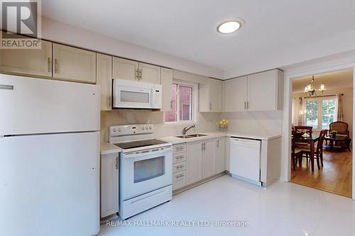 379 Pinnacle Trail, Aurora, ON - Indoor Photo Showing Kitchen With Double Sink