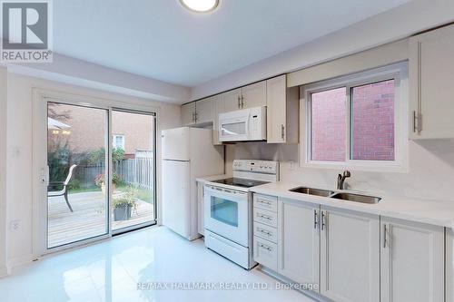 379 Pinnacle Trail, Aurora, ON - Indoor Photo Showing Kitchen With Double Sink