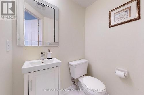 379 Pinnacle Trail, Aurora, ON - Indoor Photo Showing Bathroom