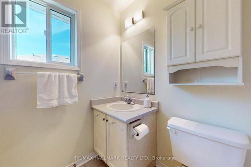 379 Pinnacle Trail, Aurora, ON - Indoor Photo Showing Bathroom