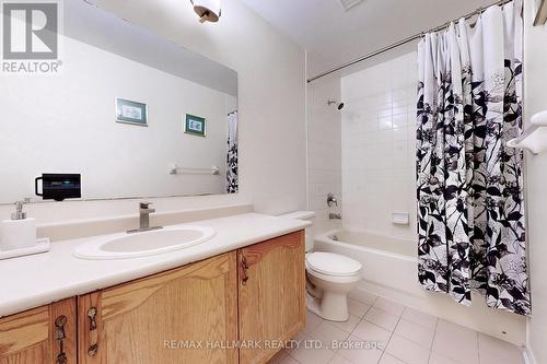 379 Pinnacle Trail, Aurora, ON - Indoor Photo Showing Bathroom