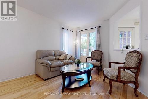 379 Pinnacle Trail, Aurora, ON - Indoor Photo Showing Living Room