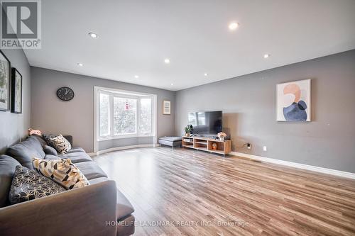 140 Oakcrest Drive, Georgina, ON - Indoor Photo Showing Living Room