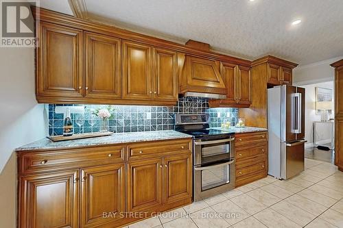 19 West Park Boulevard, Whitchurch-Stouffville, ON - Indoor Photo Showing Kitchen