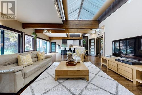 19 West Park Boulevard, Whitchurch-Stouffville, ON - Indoor Photo Showing Living Room