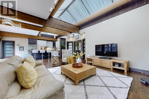 19 West Park Boulevard, Whitchurch-Stouffville, ON - Indoor Photo Showing Living Room