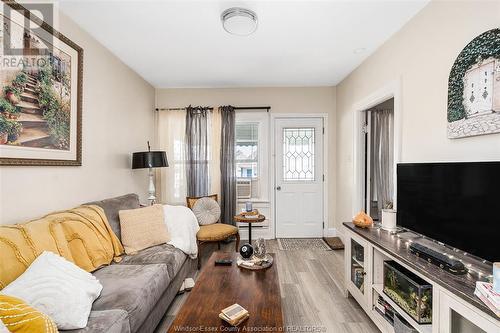 839-841 Langlois, Windsor, ON - Indoor Photo Showing Living Room