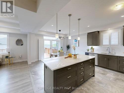 161 Mountain Holly Court, Waterloo, ON - Indoor Photo Showing Kitchen With Upgraded Kitchen