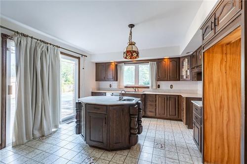 7072 Mcmillan Drive, Niagara Falls, ON - Indoor Photo Showing Kitchen With Double Sink