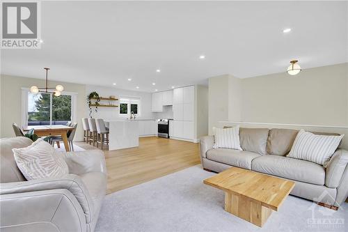 2584 Stagecoach Road, Ottawa, ON - Indoor Photo Showing Living Room