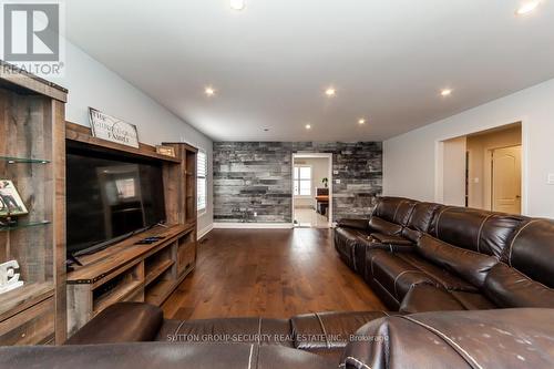 190 Van Scott Drive, Brampton (Northwest Sandalwood Parkway), ON - Indoor Photo Showing Living Room