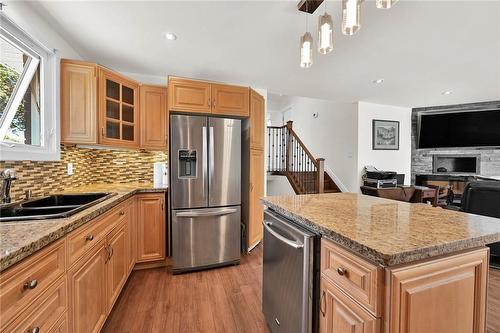 4 Markham Crescent, Hamilton, ON - Indoor Photo Showing Kitchen With Double Sink With Upgraded Kitchen