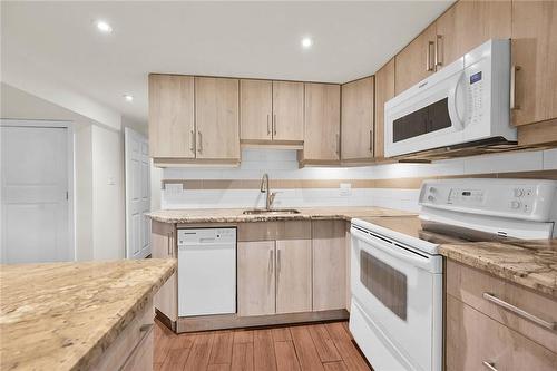 4 Markham Crescent, Hamilton, ON - Indoor Photo Showing Kitchen