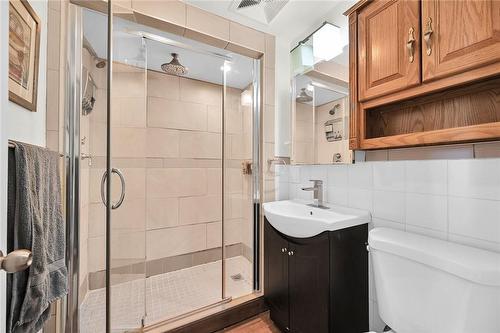 4 Markham Crescent, Hamilton, ON - Indoor Photo Showing Bathroom