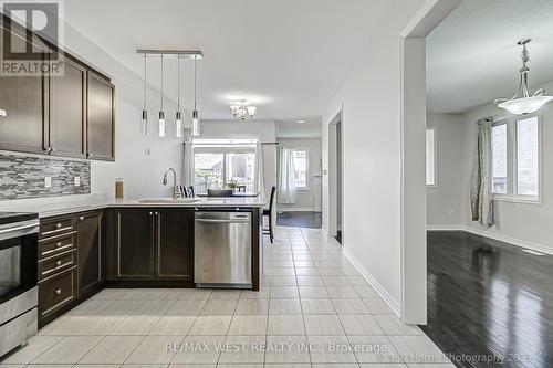 21 Goswell Street, Brampton (Bram East), ON - Indoor Photo Showing Kitchen With Upgraded Kitchen