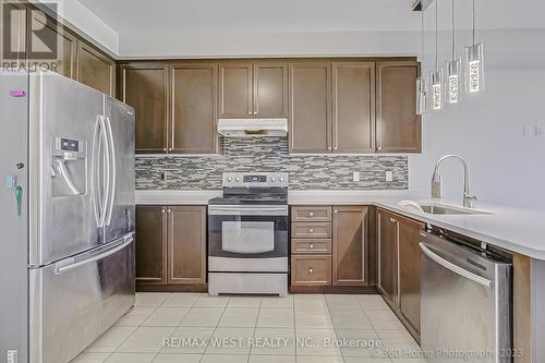 21 Goswell Street, Brampton (Bram East), ON - Indoor Photo Showing Kitchen With Stainless Steel Kitchen With Upgraded Kitchen