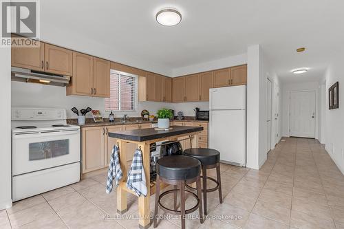 24 Gershwin Court, Hamilton (Chappel), ON - Indoor Photo Showing Kitchen