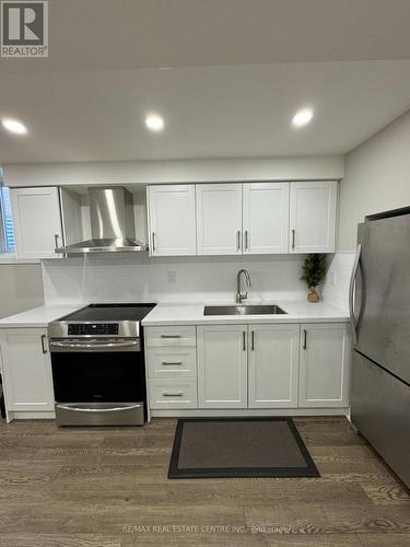 15 Cranbrook Crescent, Vaughan, ON - Indoor Photo Showing Kitchen With Double Sink