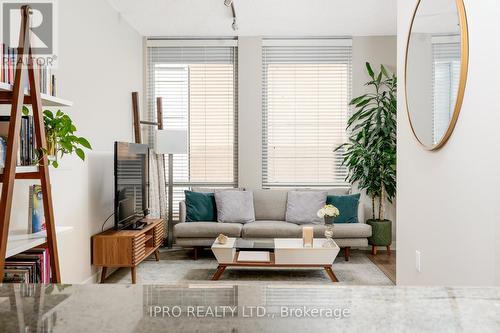 604 - 85 Bloor Street E, Toronto, ON - Indoor Photo Showing Living Room