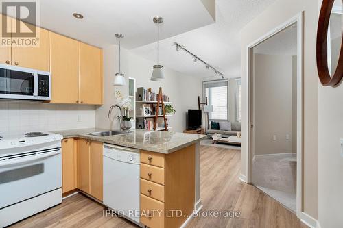 604 - 85 Bloor Street E, Toronto, ON - Indoor Photo Showing Kitchen