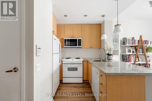 604 - 85 Bloor Street E, Toronto, ON - Indoor Photo Showing Kitchen