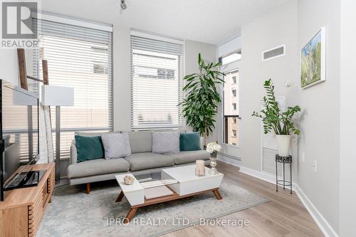 604 - 85 Bloor Street E, Toronto, ON - Indoor Photo Showing Living Room