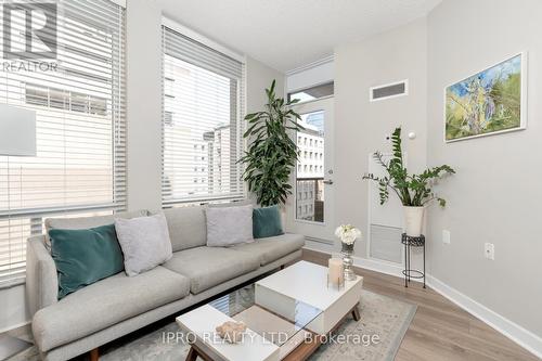 604 - 85 Bloor Street E, Toronto, ON - Indoor Photo Showing Living Room