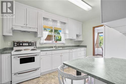 16 St. Lawrence Drive, St. Catharines, ON - Indoor Photo Showing Kitchen With Double Sink