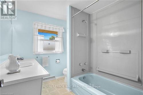 16 St. Lawrence Drive, St. Catharines, ON - Indoor Photo Showing Bathroom