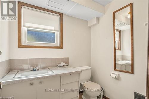 16 St. Lawrence Drive, St. Catharines, ON - Indoor Photo Showing Bathroom