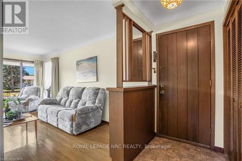 16 St. Lawrence Drive, St. Catharines, ON - Indoor Photo Showing Living Room