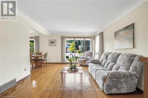 16 St. Lawrence Drive, St. Catharines, ON - Indoor Photo Showing Living Room