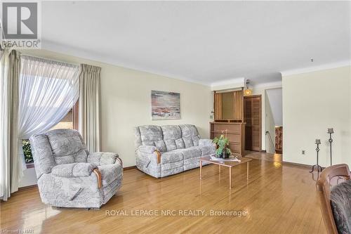 16 St. Lawrence Drive, St. Catharines, ON - Indoor Photo Showing Living Room