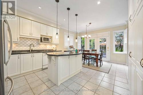 9 Alpine Crescent, Richmond Hill, ON - Indoor Photo Showing Kitchen With Upgraded Kitchen