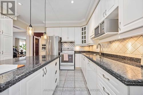 9 Alpine Crescent, Richmond Hill, ON - Indoor Photo Showing Kitchen With Upgraded Kitchen